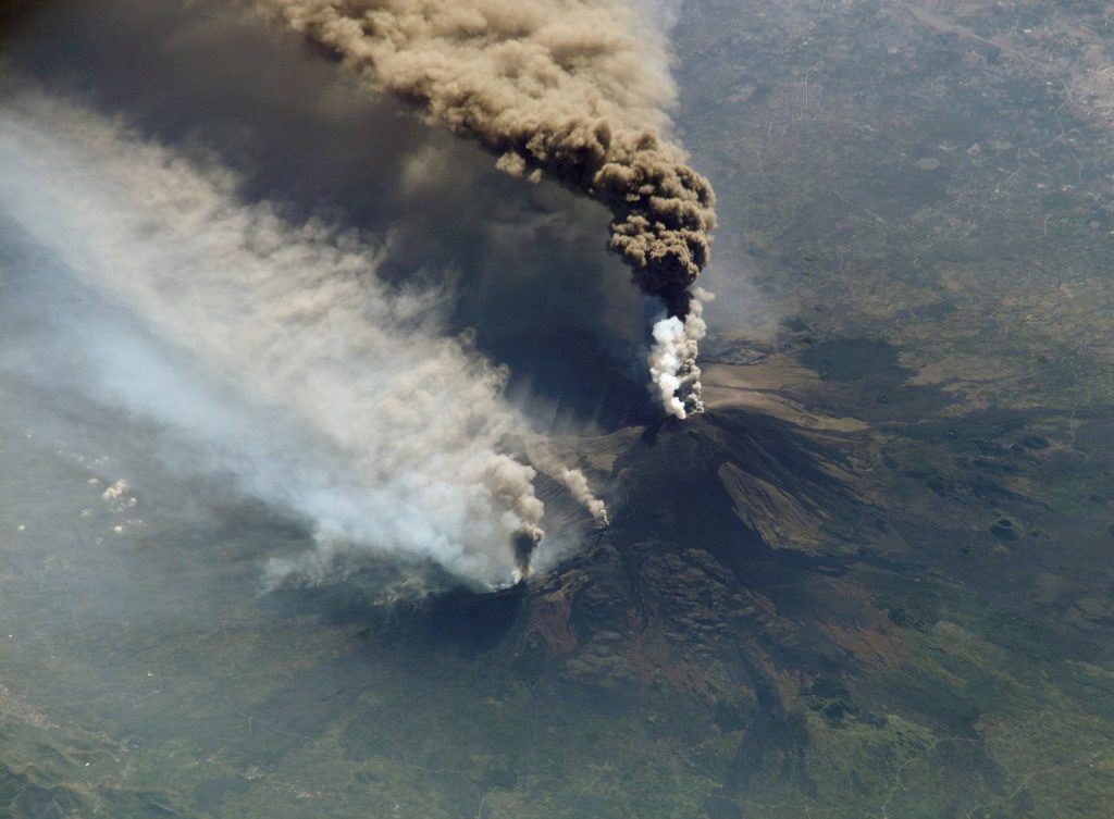 cloud of smoke, etna, volcanic eruption